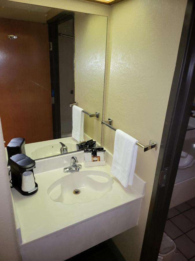 Americas Best Value Inn Pharr/Mcallen Bagian luar foto